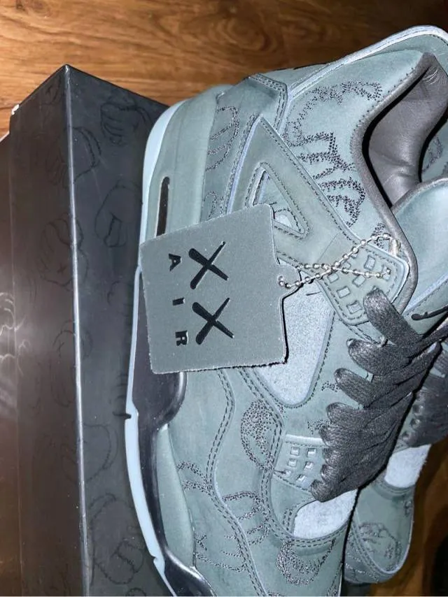 Air jordan 4 kaws