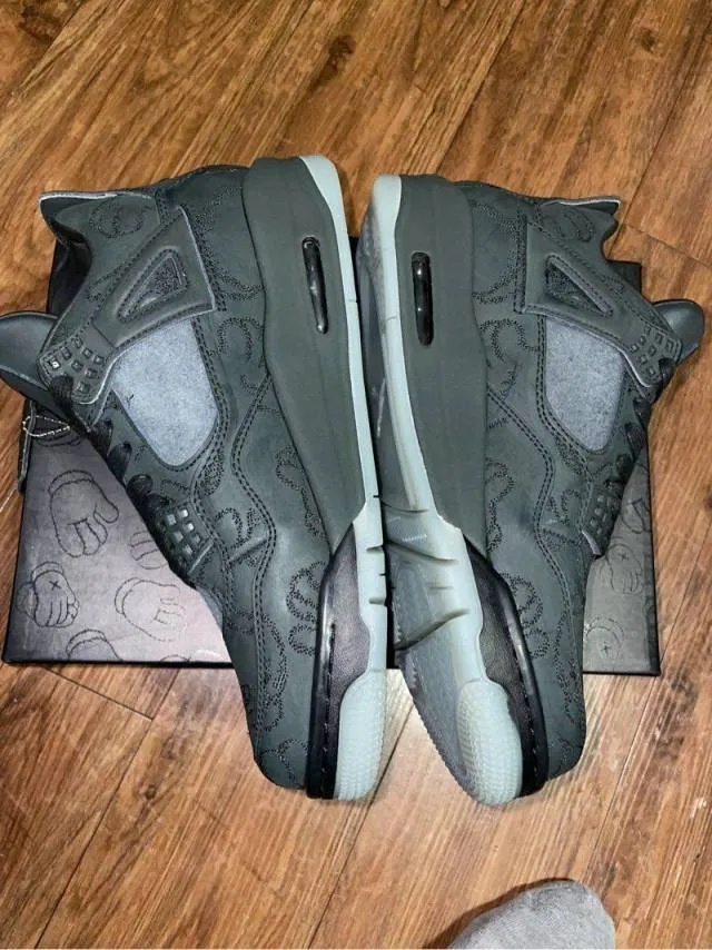 Air jordan 4 kaws